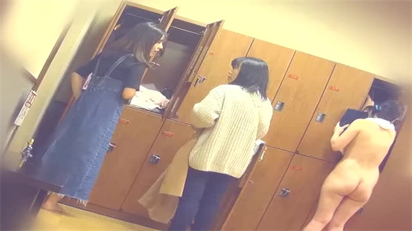 11月真实盗摄 大众浴池女更衣室偷窥 人妻赤裸更衣全程记录