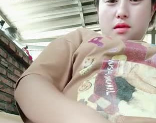 怀孕人妻露脸！大白天一边哄孩子一边偷情大哥，掰开逼逼激情啪啪，特写舔弄大鸡巴无套爆操内射全记录