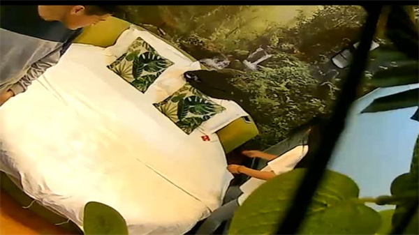 白嫩长发妹子野外自然房嫩穴被狂操到喷水